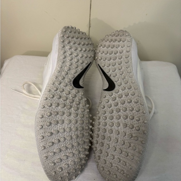 Nike Women’s Vapor Varsity Low Turf White Golf Shoes - Picture 4 of 6